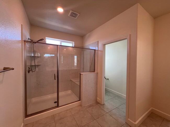 Building Photo - **MOVE-IN SPECIAL $500 OFF 1st Month** Lar...