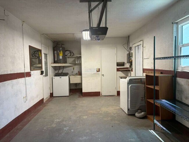 Building Photo - 2 Bedroom 1.5 Bath in the Desirable Disston Heights Neighborhood
