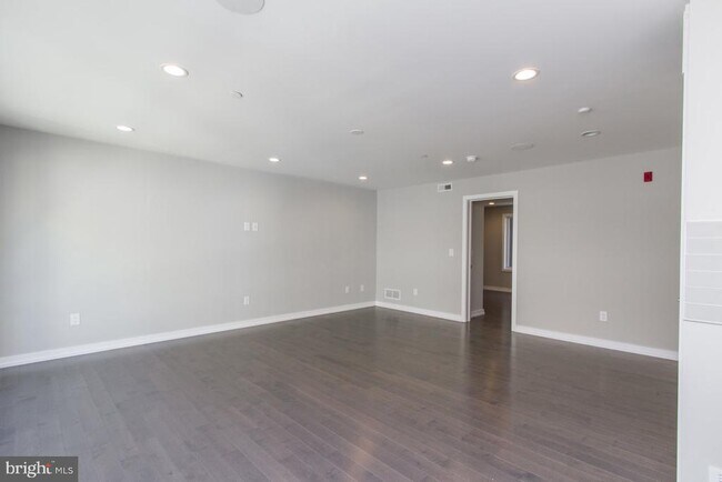 Building Photo - 712 S Sartain St