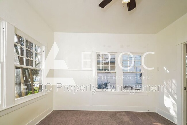 Building Photo - 706 Van Buren St