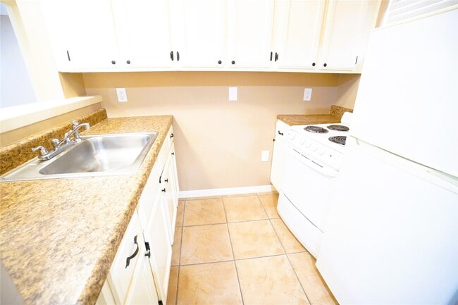 Building Photo - 2414 Mimosa Dr