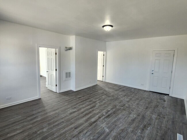 Building Photo - large 2 bedroom upper near Racine Zoo