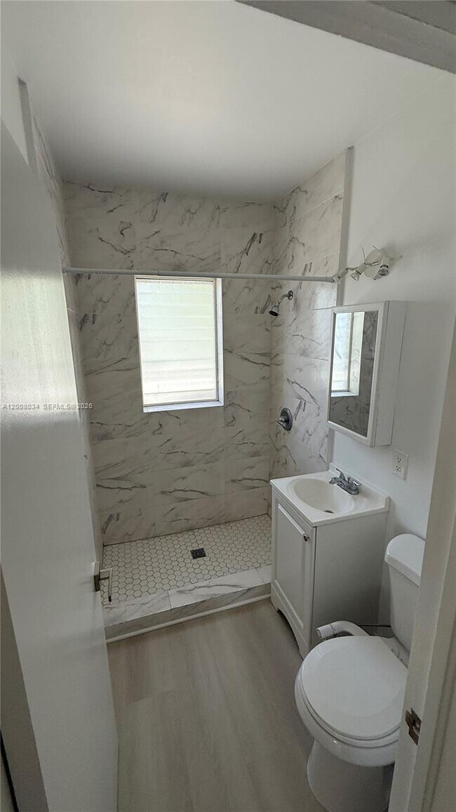 Building Photo - 534 SW 6th Ct