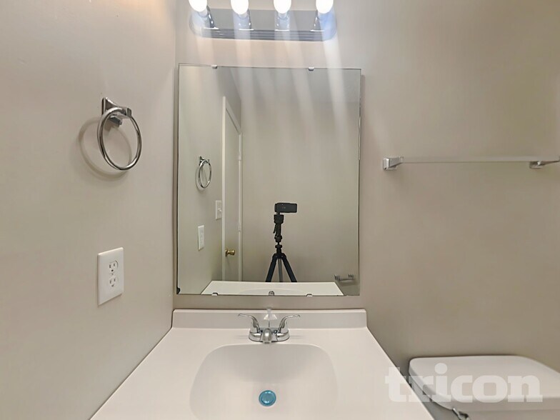 Building Photo - 3325 Alderknoll Ct