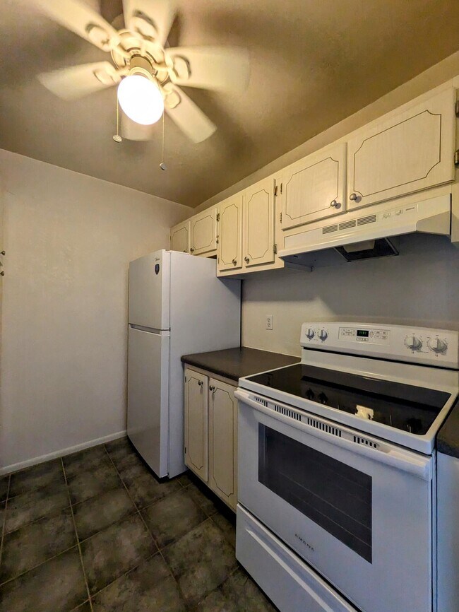 Building Photo - 131 Doolen Ct