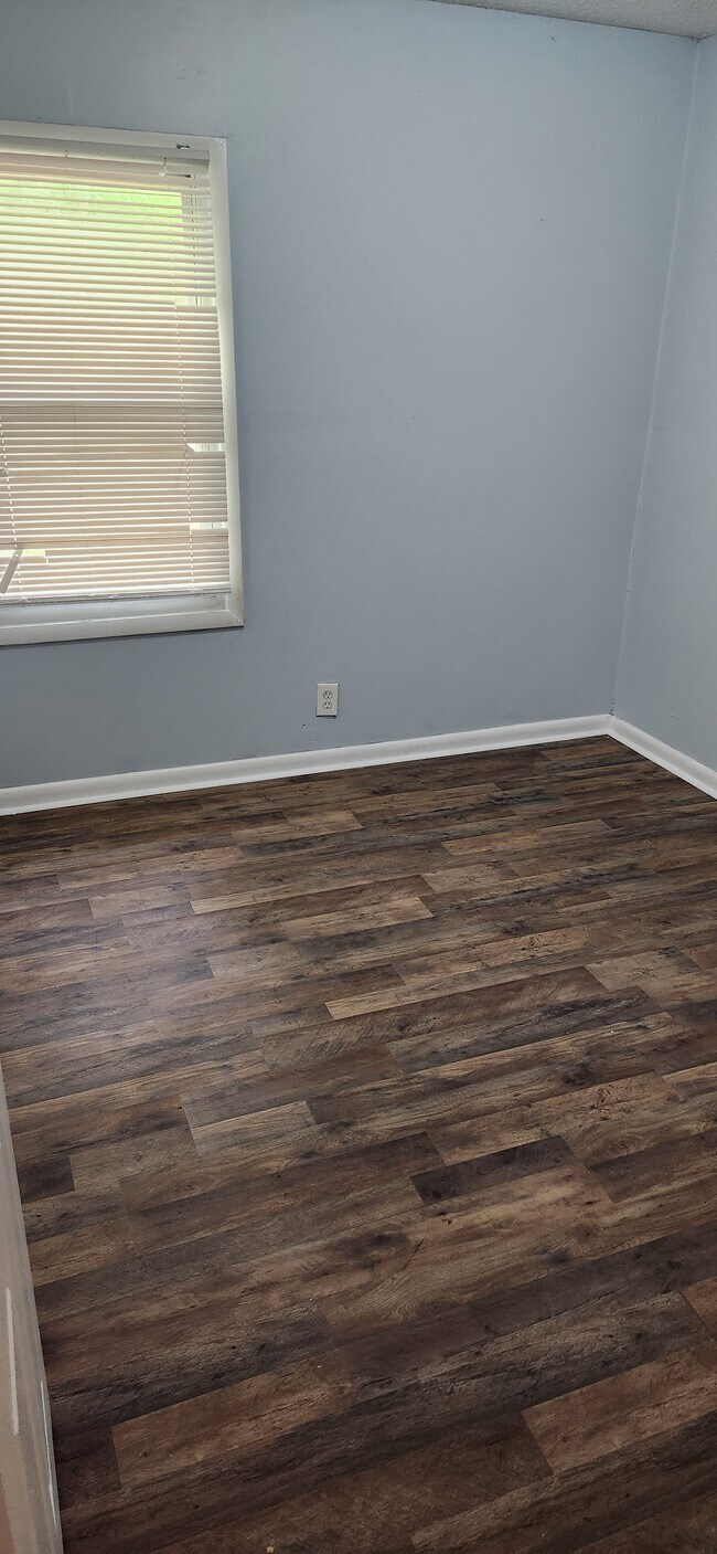 Building Photo - 3677 Kingsview Dr