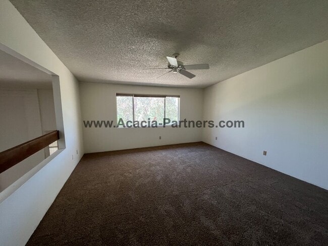 Building Photo - Large Three Bedroom Townhouse