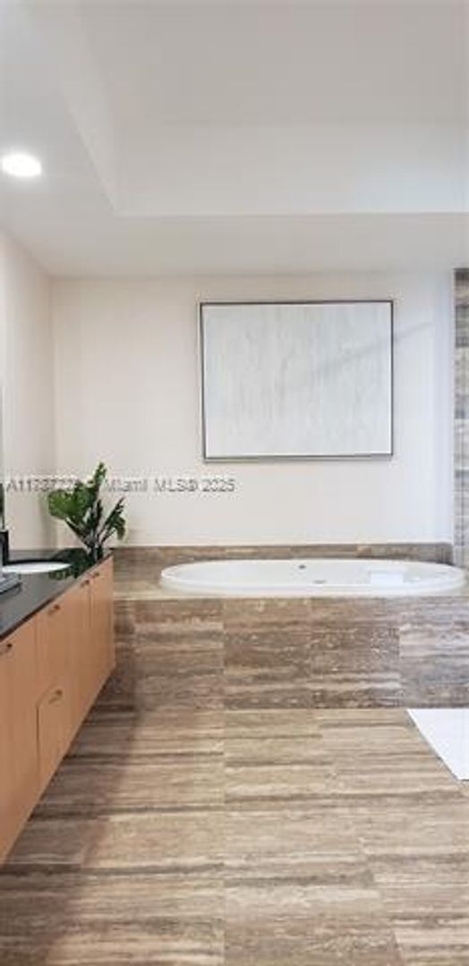 Building Photo - 15811 Collins Ave