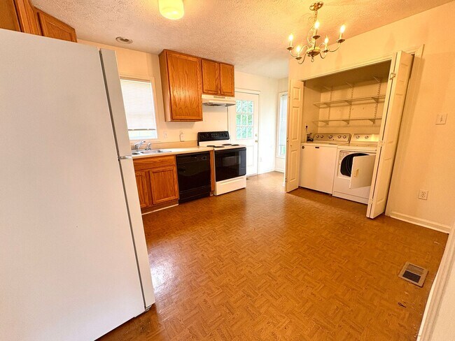 Building Photo - Roanoke St