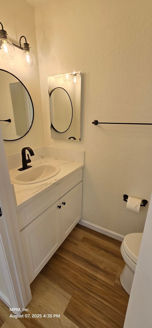 Building Photo - 2 bedroom 1.5 bath Apartment
