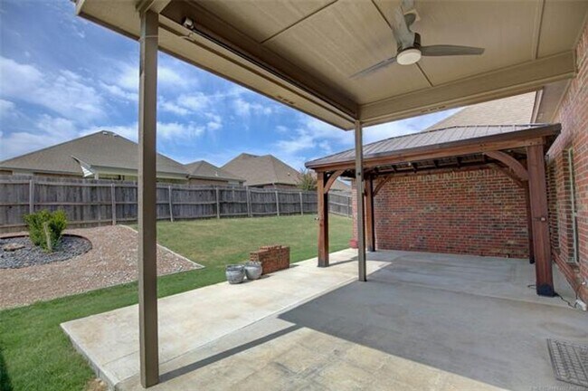 Building Photo - Spacious 4 Bed | 2 Bath | Large backyard | Bixby