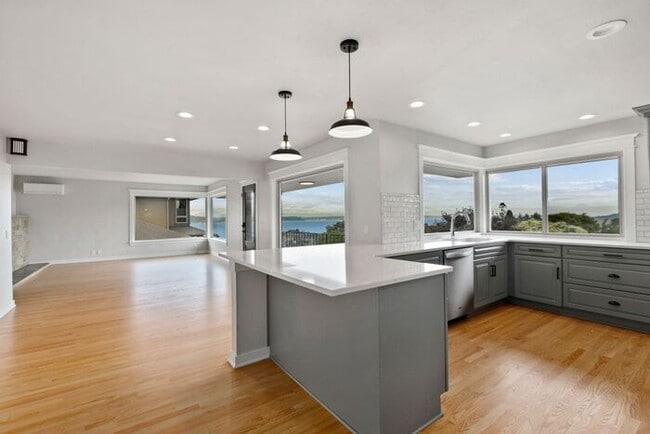Building Photo - Gorgeous West Seattle Mid-Century Modern w...