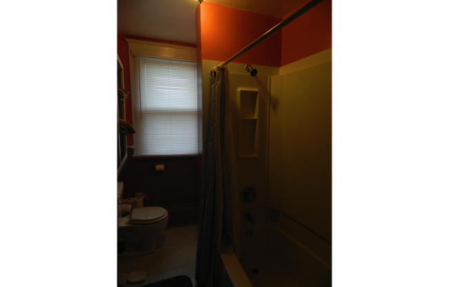 Building Photo - 2-Story House, 4Bed/2Bath with Lots of Room, Washer/Dryer. Pet Friendly & Large Yard