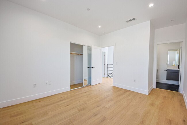 Building Photo - 2851 S Victoria Ave