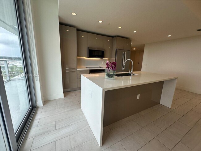 Building Photo - 2000 Metropica Wy