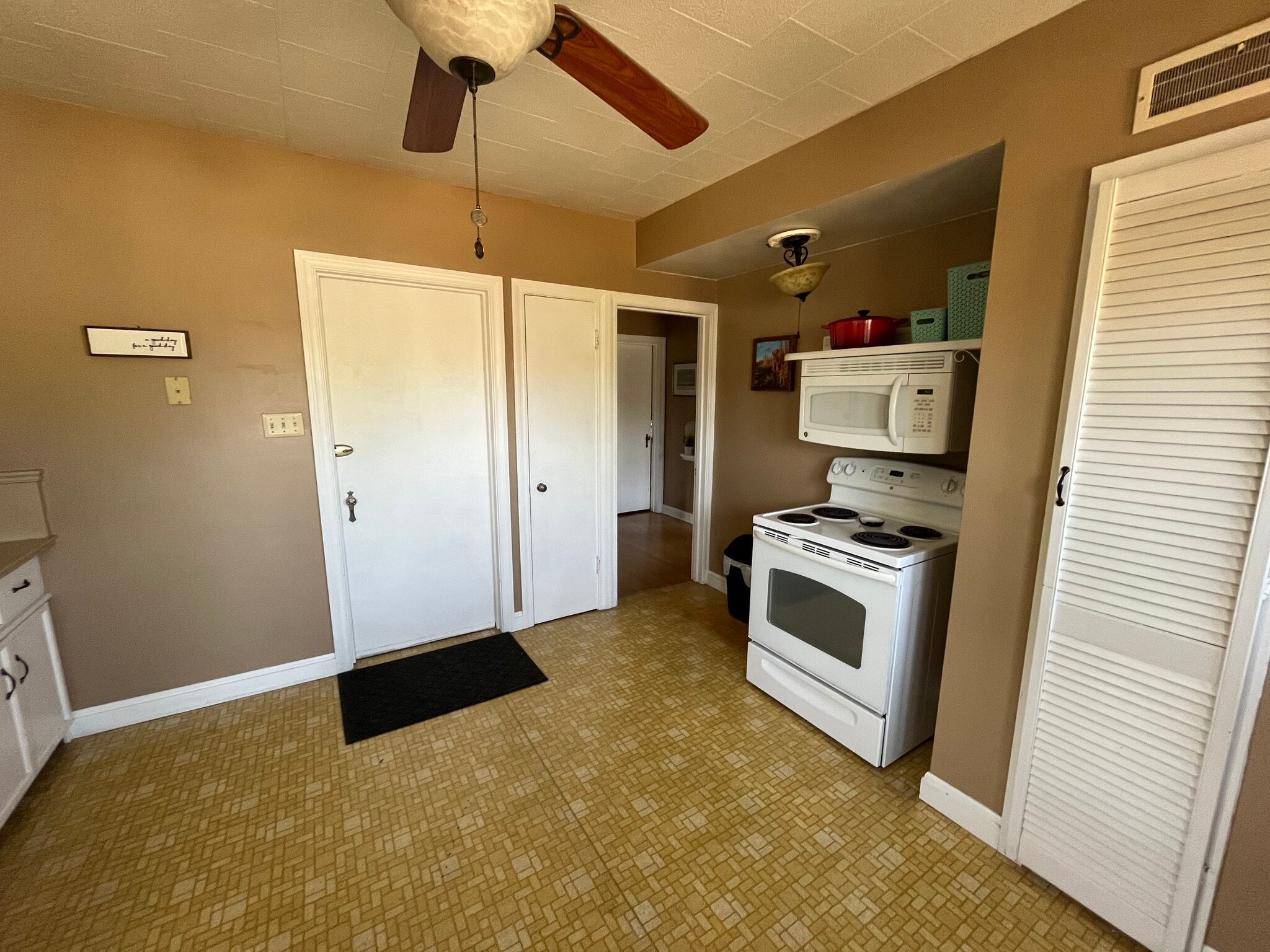 Kitchen - 3508 S Pine Ave