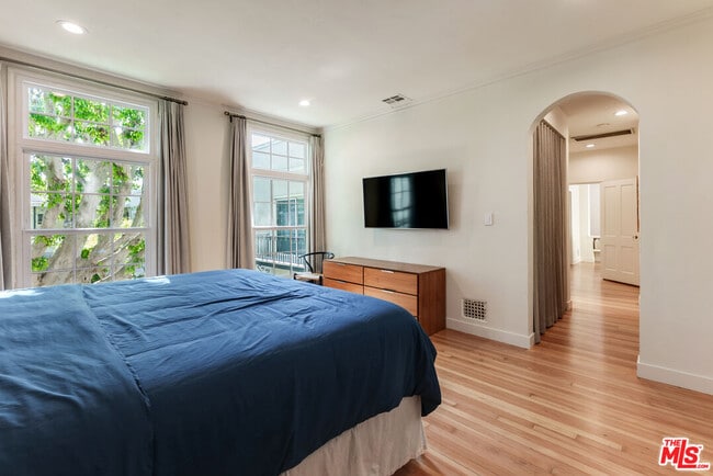 Building Photo - 1014 N Doheny Dr
