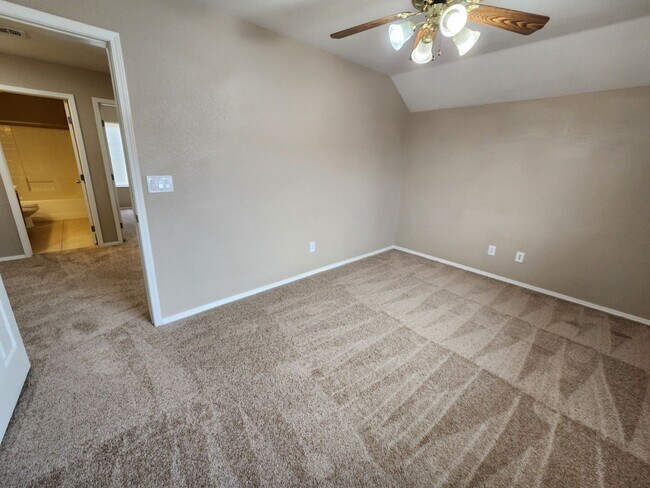 Building Photo - Charming 3 bedroom home with great curb ap...