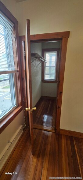 Building Photo - 125 Capen St
