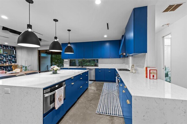 Building Photo - 5704 Driftwood Dr