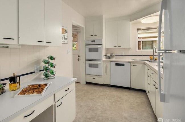 Building Photo - 5035 47th Ave NE