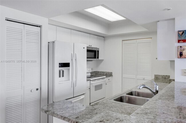 Building Photo - 19501 W Country Club Dr