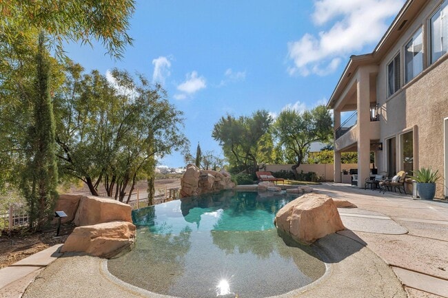 Building Photo - Queensridge Beauty - 5 bedroom on a 1/4+ acre lot