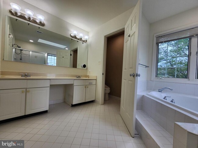 Building Photo - 4020 Heatherstone Ct