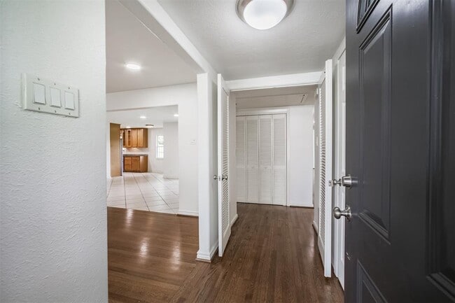 Building Photo - 10915 Cedarhurst Dr