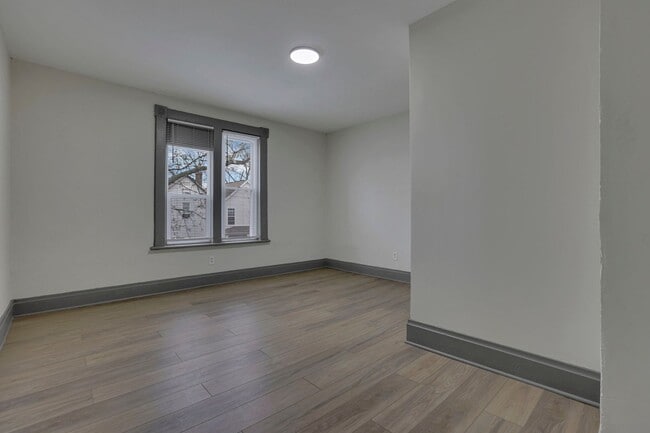 Building Photo - 112 S Cypress Ave
