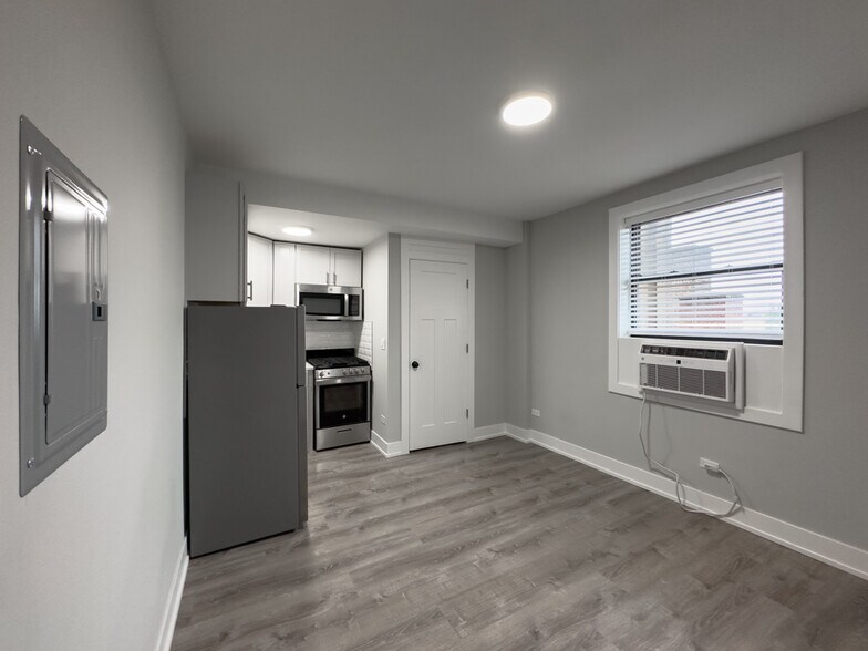 Building Photo - 510 W Belmont Ave