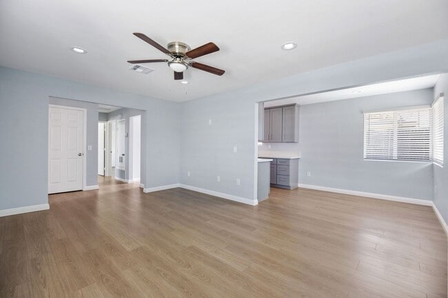 Building Photo - HALF OFF 1ST MONTH RENT- 2 Bedroom/ 2 bathroom condo (Front Unit)