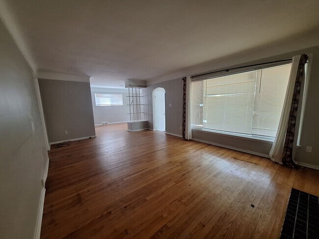 Building Photo - 14510 Greenview Rd