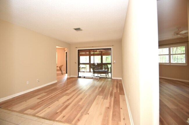 Building Photo - 6 Broadmore Cir