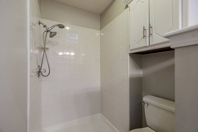 Building Photo - 3 Bed 2 Bath in OKC!