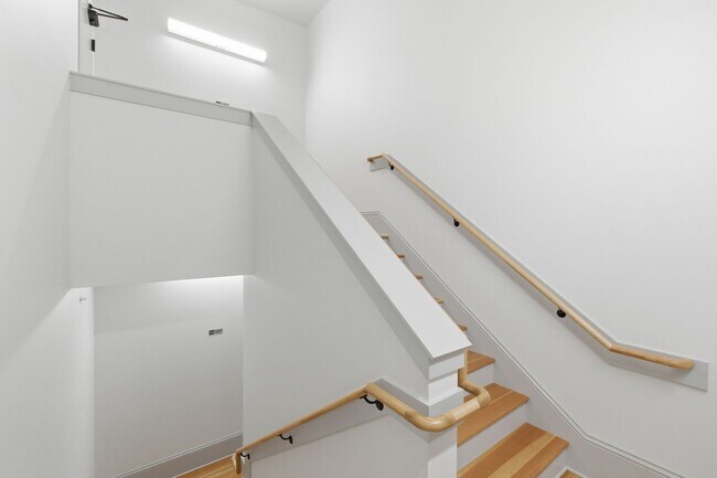 Building Photo - MOVE IN SPECIAL - NEWLY RENOVATED DOWNTOWN SALEM STUDIO