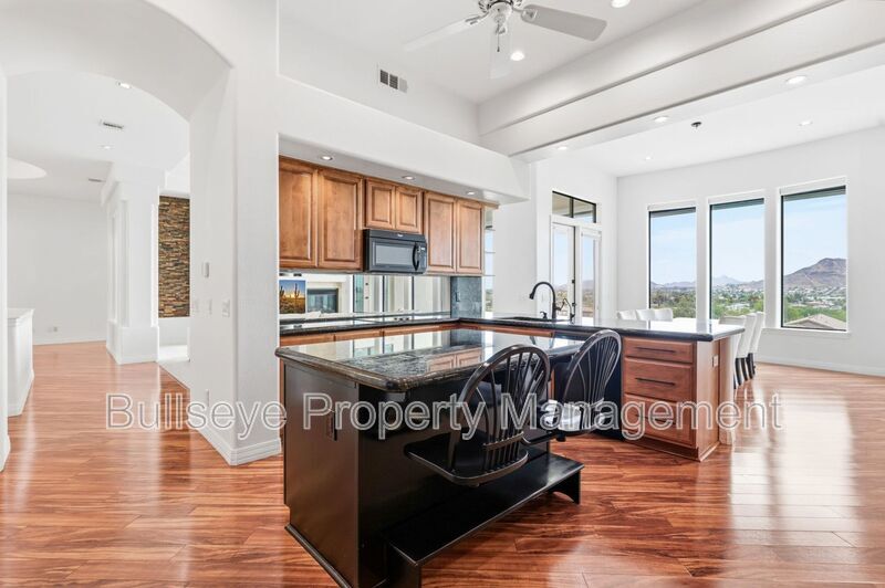 Building Photo - 1527 E Villa Maria Dr
