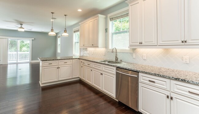 Building Photo - Home on Ladies Island