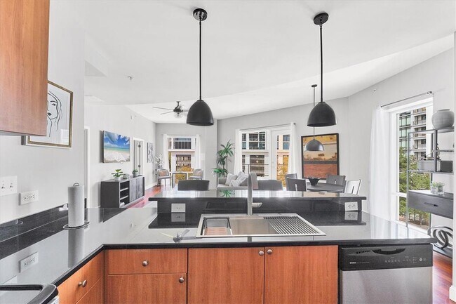 Building Photo - 525 E Jackson St