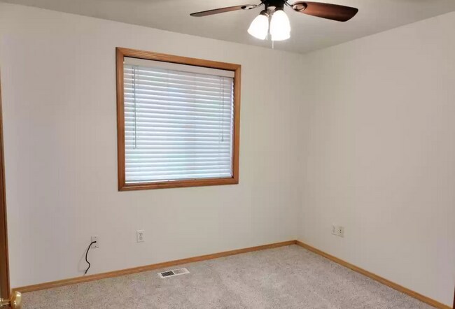 Building Photo - Spacious, updated home with A/C in SW Bend!