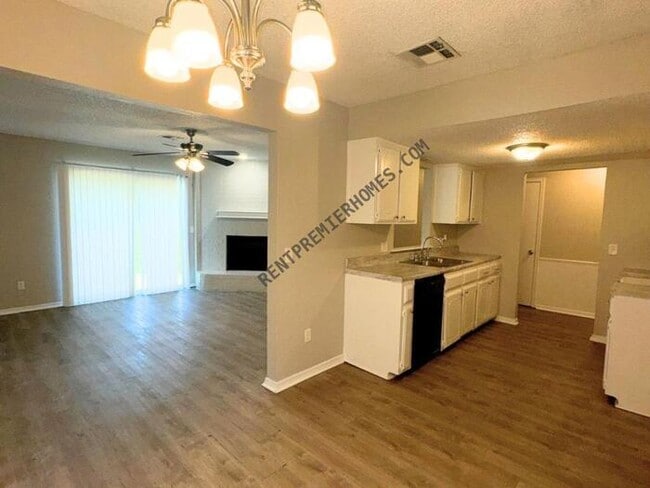 Building Photo - 8741 Hillridge Dr