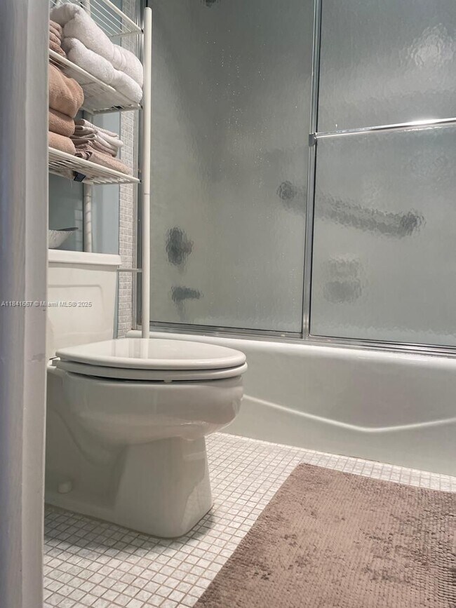 Building Photo - 555 Oaks Ln