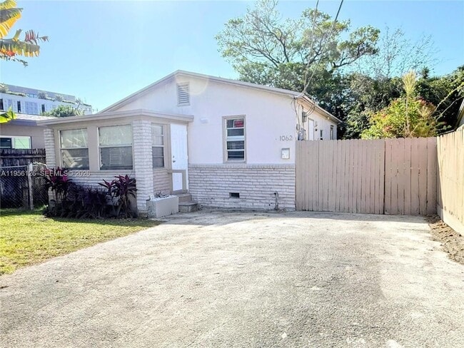 Building Photo - 1062 NE 38th St