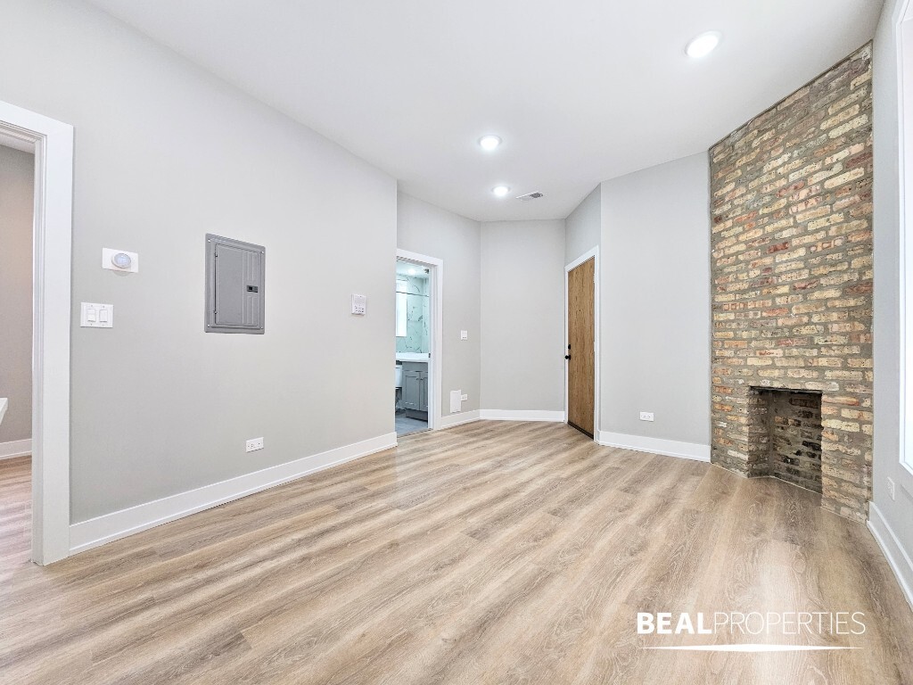 Building Photo - 428 W Belden Ave
