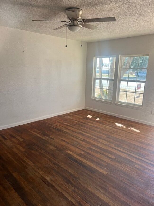 Building Photo - 409 Tahoka Rd