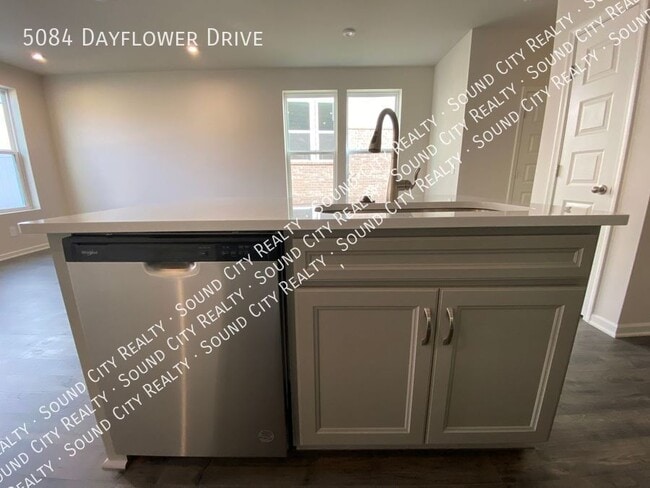 Building Photo - 5084 Dayflower Dr