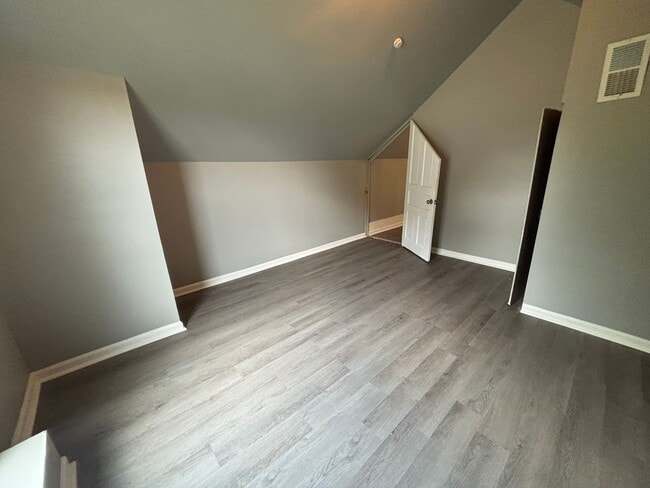 Building Photo - Newly updated 3 bedroom apartment in Mt Washington !