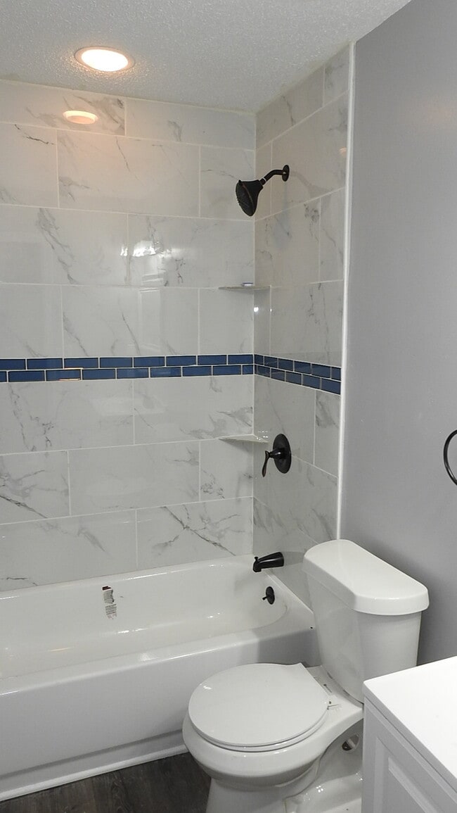 Building Photo - Welcome home to this spacious 3 bedrooms and 2 full baths duplex located on Orchard St in Pleasan...