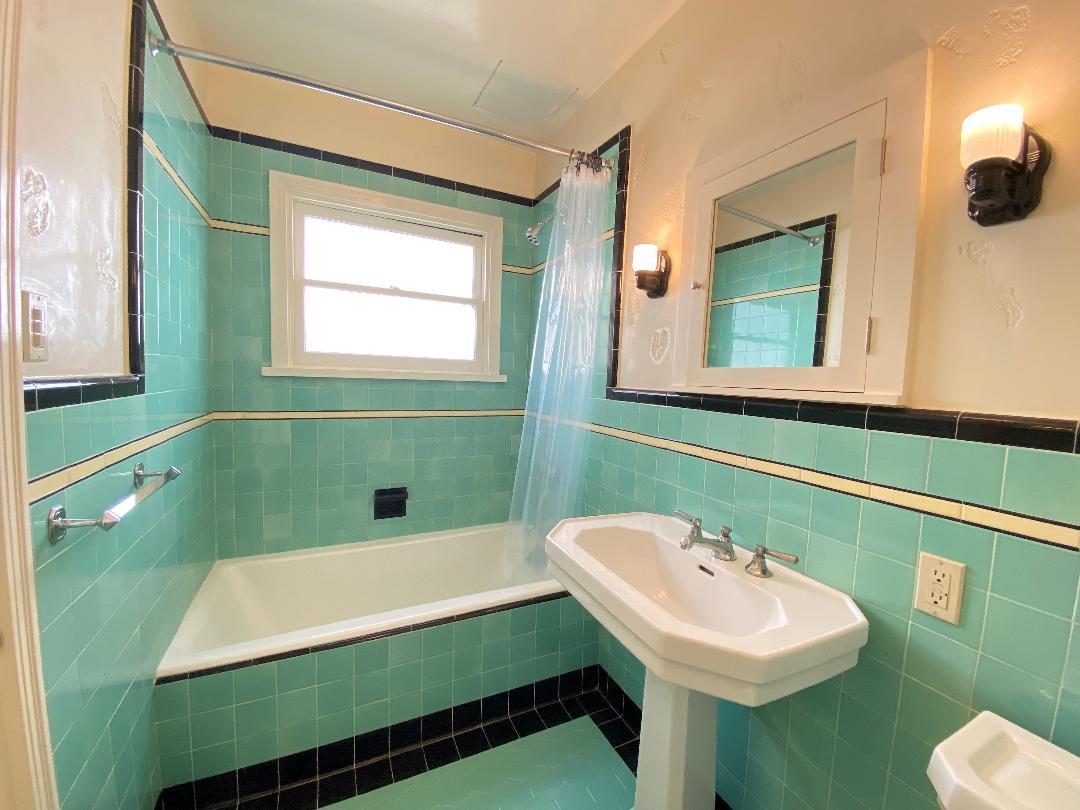 BATHROOM SHOWER OVER TUB - 1841 Kelton Ave