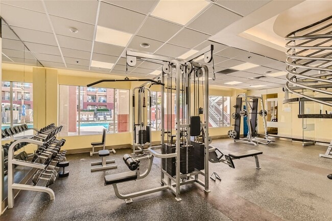 Building Photo - 2 Bedroom Mid-Rise Condo at PARK AVENUE!